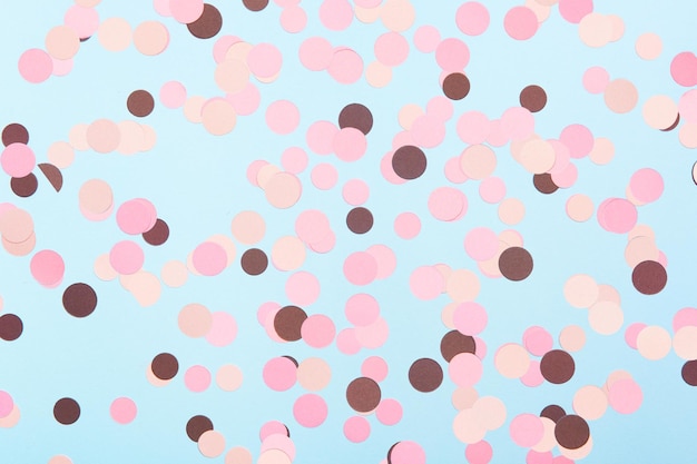 Abstracte veelkleurige confetti op mint blauwe gestructureerde achtergrond Pastel polka dots textuur Flat lay style