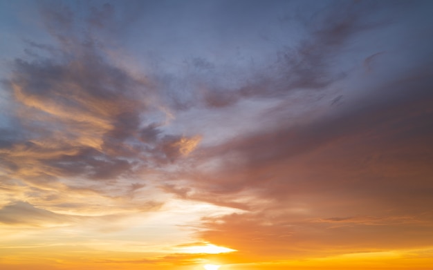 Abstracte verbazingwekkende scène van stuning Kleurrijke zonsondergang met wolken achtergrond in de natuur en reizen concept, groothoek opname Panorama opname.