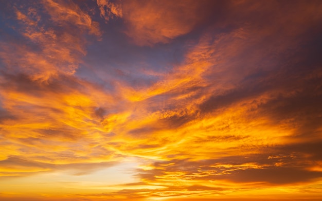 Foto abstracte verbazingwekkende scène van stuning kleurrijke zonsondergang met wolken achtergrond in de natuur en reizen concept, groothoek opname panorama opname.