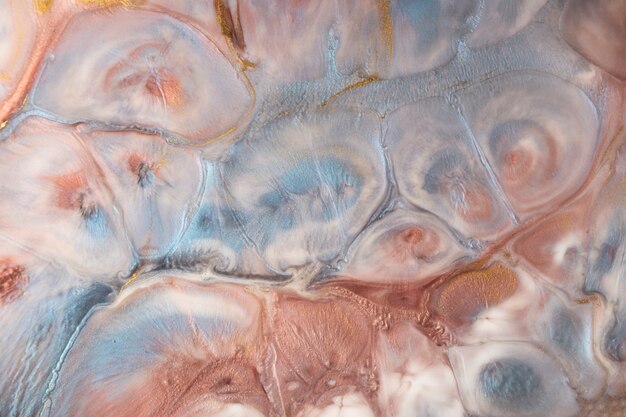 Foto abstracte vlekken van de uitgeharde vloeistof van epoxyharsimitatie van natuursteen. parelmoer roze, blauwe en witte kleuren.