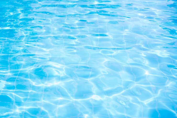 Foto abstracte watergolf, zonbezinningen in poolwater