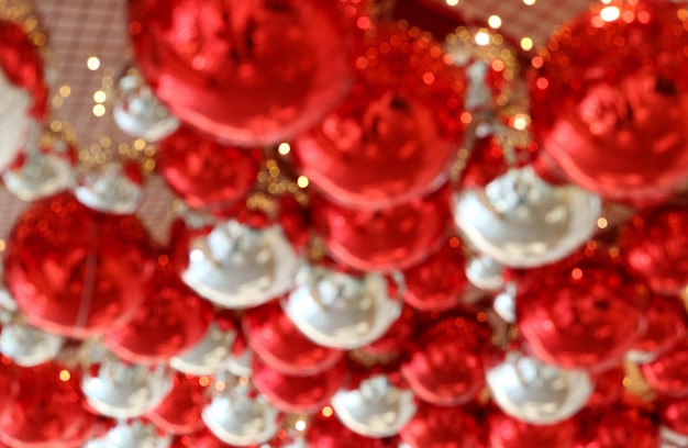 Abstracte wazige foto van het plafond gevuld met glanzende rode en zilveren balvormige ornamenten