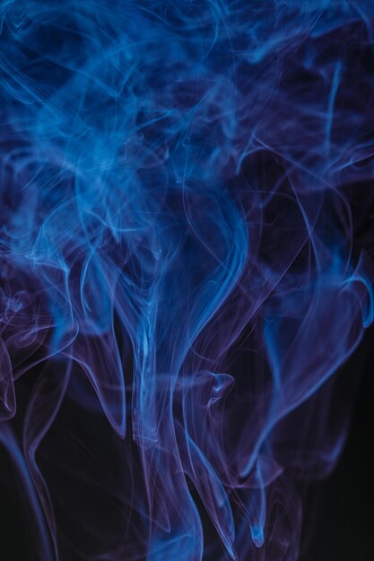 Foto abstracte wervelende rooktextuur op zwarte achtergrond