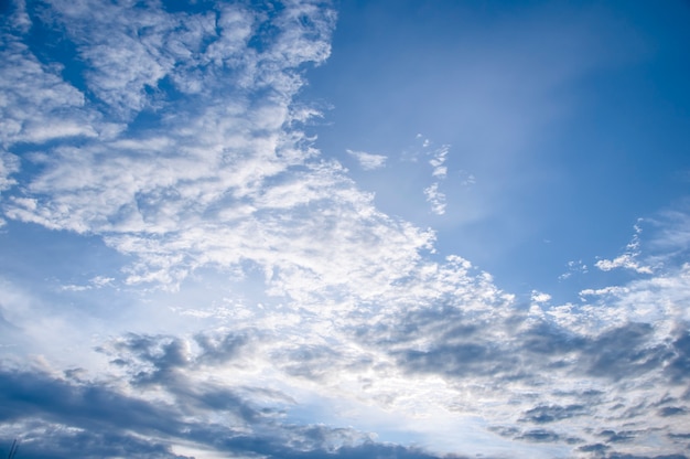 Foto abstracte witte wolk en blauwe hemel.