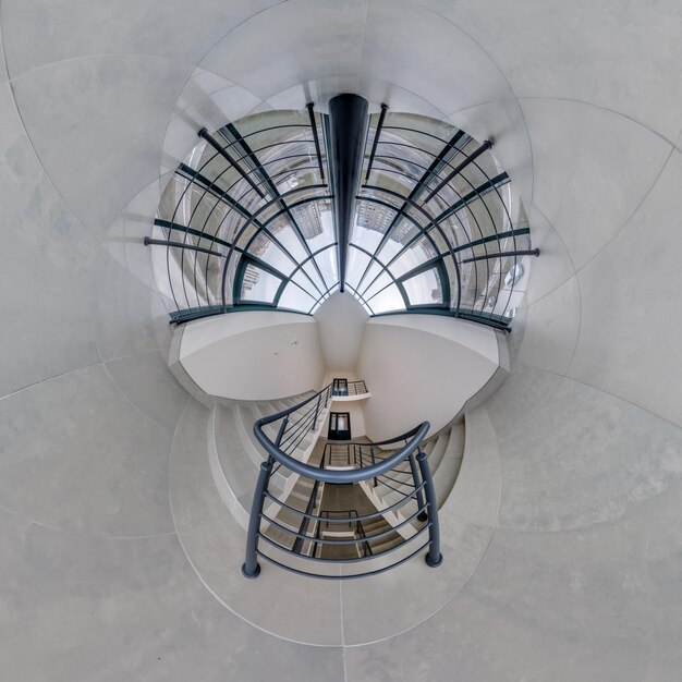 Абстрактно скрученный в сферическую 360 панораму интерьер современного офиса с холловой лестницей и панорамными окнами кривизна пространства
