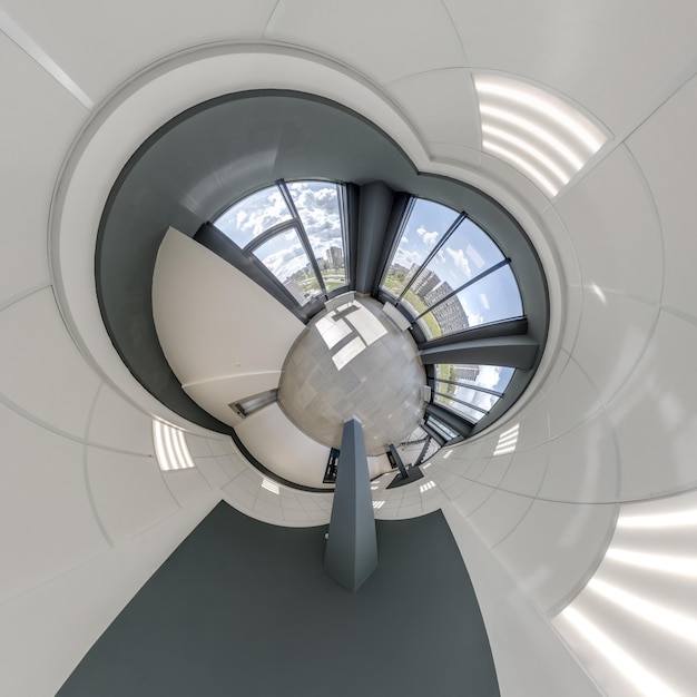 Абстрактно скрученный в сферическую 360 панораму интерьера современного офиса с холловой лестницей и панорамными окнами