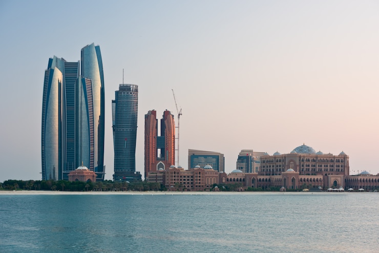 Photo abu dhabi buildings skyline from the sea