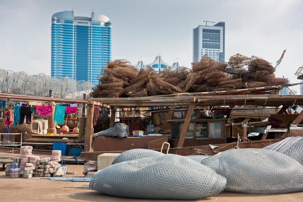 Abu Dhabi gebouwenhorizon met oude vissersboten