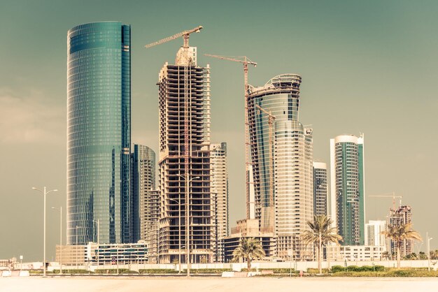 Abu Dhabi nieuwe wijk met wolkenkrabbers bouw Verenigde Arabische Emiraten