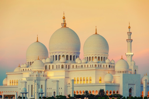 Мечеть шейха Зайда в Абу-Даби на закате