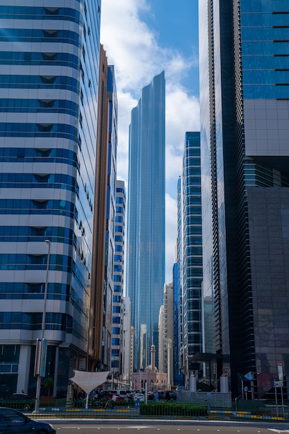 Vista dei grattacieli di abu dhabi, emirati arabi uniti. strade magiche di abu dhabi con alti edifici di vetro.