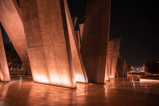 АБУ-ДАБИ, ОАЭ - МАЙ 2020 г .: Панорамное изображение Вахат-аль-Карама (Оазис достоинства), постоянного мемориала его мученикам и Большой мечети шейха Зайда.