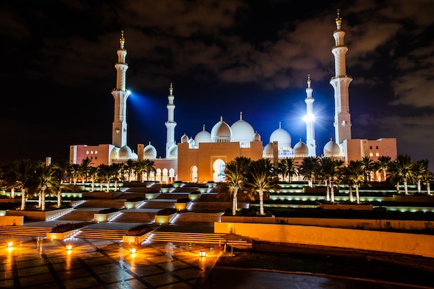 アブダビ、アラブ首長国連邦-2017年10月23日：アラブ首長国連邦の最も有名なランドマークの1つであるアブダビのシェイクザイードモスク。 2017年10月23日に撮影した写真