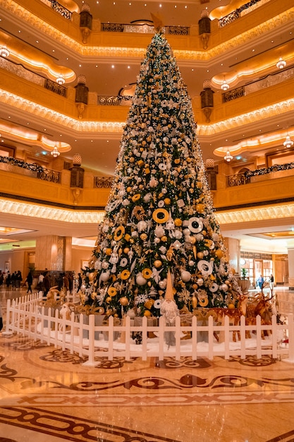 Abu Dhabi, Verenigde Arabische Emiraten. 10 mei 2020. Kerstachtergrond met kerstboom en lampjes. De gloeilampen op de kerstboom met mooie vieringsachtergrond