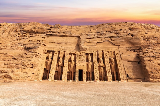 Photo abu simbel nefertari temple main view at sunset egypt