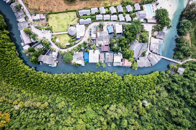 Abbondanza foresta di mangrovie e resort vicino al fiume nell'isola tropicale