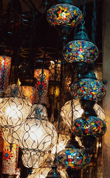 Foto un'abbondanza di tradizionali lanterne di vetro turche al grand bazaar di istanbul toni scuri