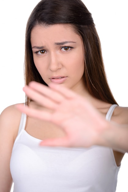 Foto la donna caucasica abusata si protegge dalla violenza.