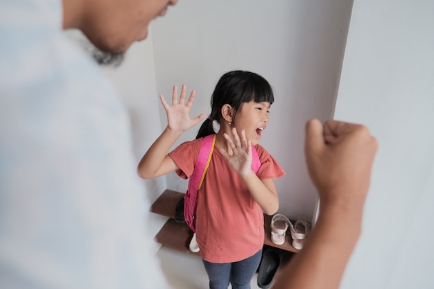 Жестокий родитель пытается ударить своего ребенка дома