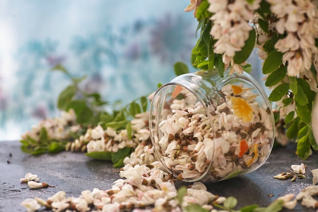 Acacia bloemen in glazen kom op een tafel