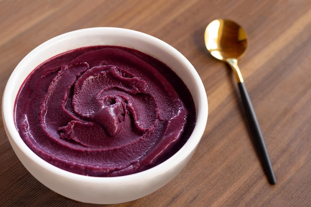 Photo acai bowl on wooden table