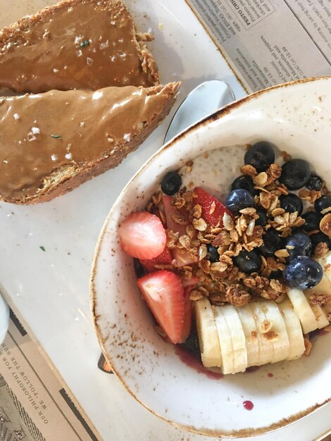 Foto acai schaal met amandelroom toast