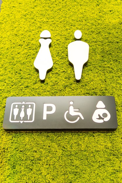 Segnale di accesso alla toilette su un giardino verticale