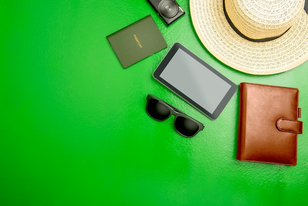 Accessoires en uitrusting zoals hoed, portemonnee, camera, tablet, zonnebril en paspoort voor op reis