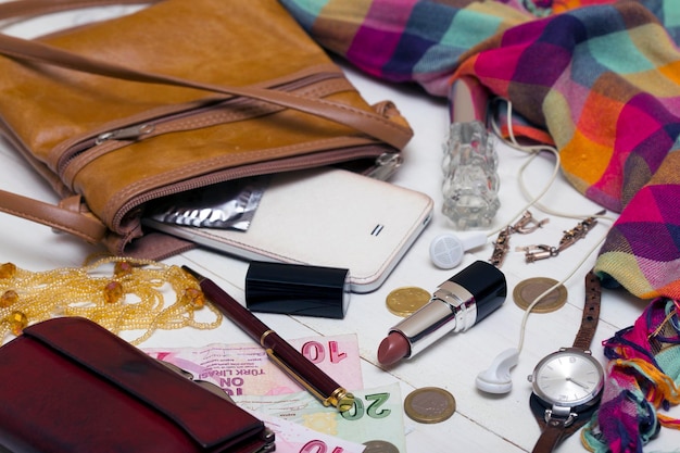 Accessoires. inhoud van de vrouwelijke handtas - portemonnee, sleutels, telefoon, lippenstift, parfum