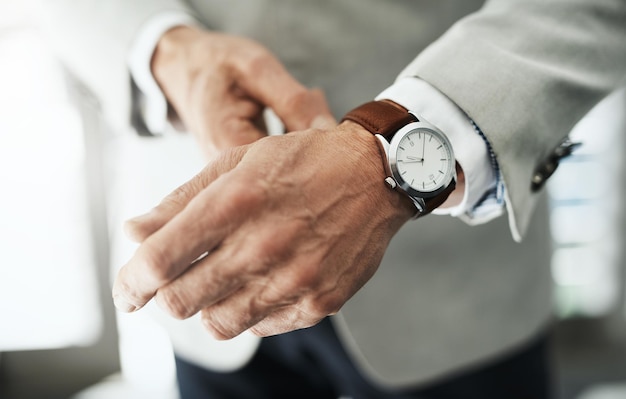 Accessoires maken deel uit van de look Close-up van een onherkenbare zakenman die overdag een horloge aan zijn pols bevestigt