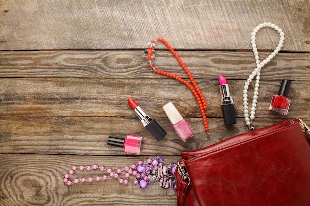 Accessoires voor dames: make-up tas, ketting, nagellak, lippenstift.