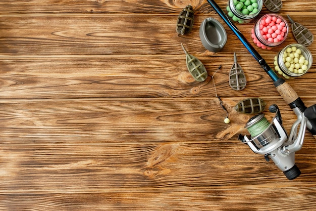 Accessoires voor karpervissen en visaas op houten planken met kopieerruimte