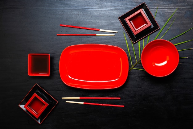 Accessoires voor sushi op een houten tafel. Detailopname. Selectieve aandacht.