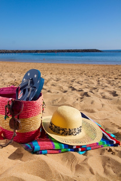 Accessoires voor zonnebaden op zandstrand