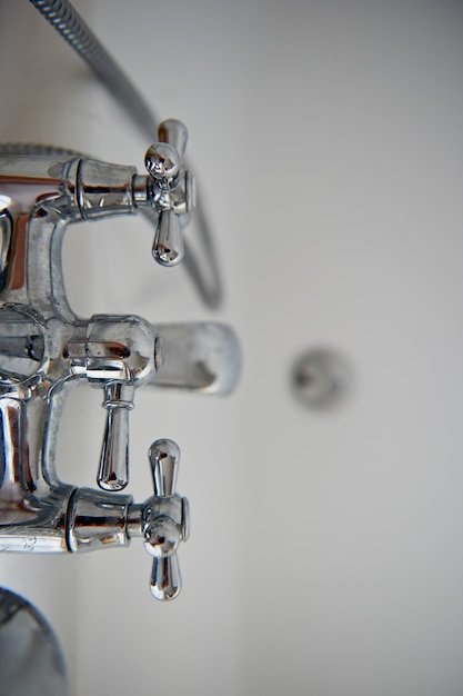 Фото Аксессуары для ванной комнаты смеситель и душ открытый проем акцент на деталях цвет серебристый хром