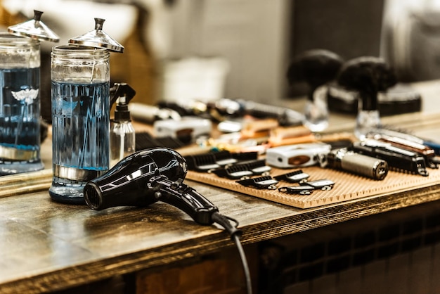 Accessories for haircuts are on the shelf in the salon