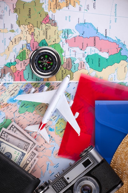 Foto accessori e oggetti per viaggiare su una mappa