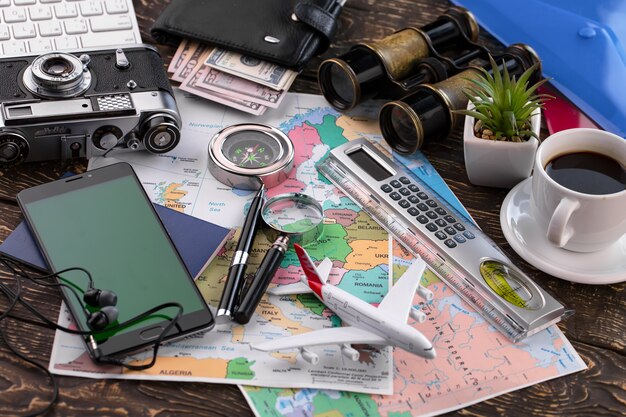 Foto accessori e oggetti per viaggiare sul tavolo in composizione