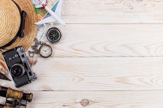 Foto accessori e oggetti per viaggiare su un tavolo