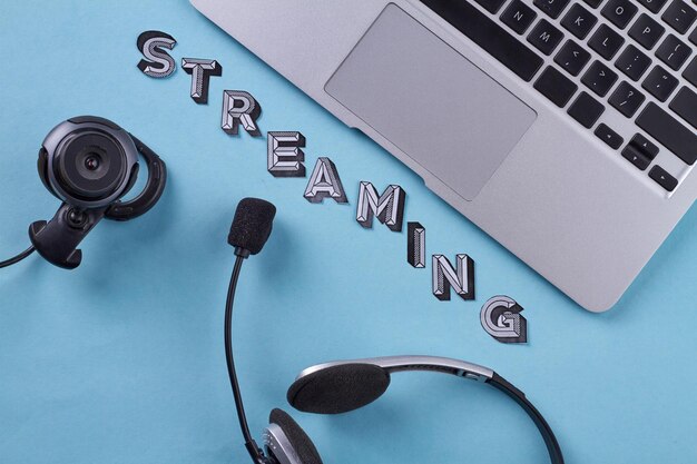 Accessori per lo streaming isolati su sfondo blu