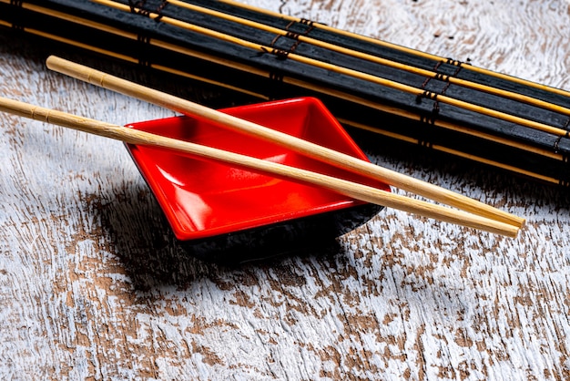 Foto accessori per sushi su un tavolo di legno. avvicinamento. messa a fuoco selettiva.