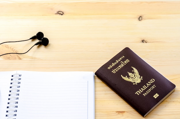 Аксессуары для путешественника: паспорт, наушники, музыка и блокнот