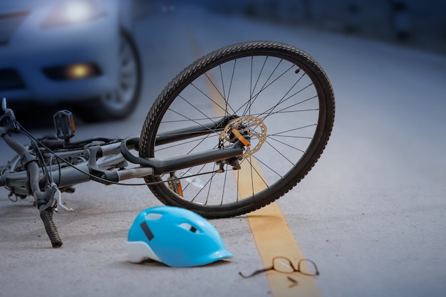 Incidente d'auto incidente con bicicletta su strada, di notte