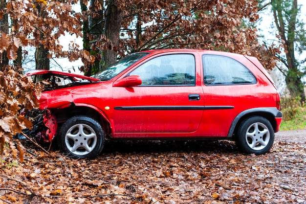 accident, car crashed into tree