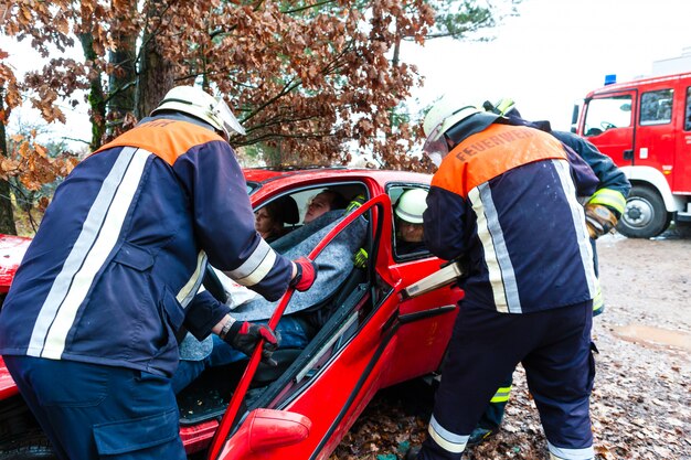 事故、消防隊が車の犠牲者を救出