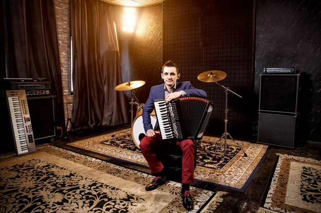 Foto accordeonist in de opnamestudio