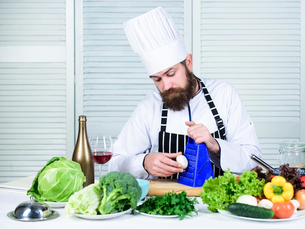 조리법에 따라 요리 재료 준비 남자 마스터 셰프 또는 아마추어 건강 식품 요리 많은 양의 요리 방법에 유용 기본 요리 과정 재료 자르기