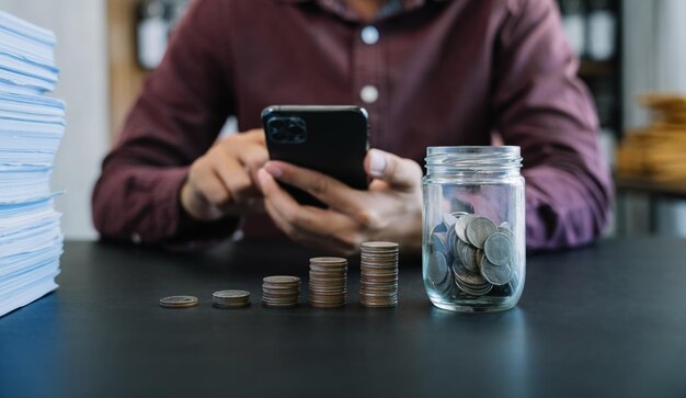 Accountant die aan bureau in bureau werkt die rekenmachine en laptop gebruikt om begrotingsconcept financiën en boekhouding in ochtendlicht te berekenen