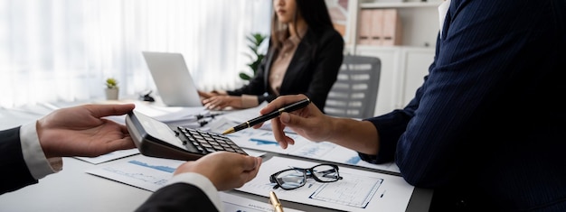 Accountant- en accountantsteam dat op kantoor werkt, analyseert financiële gegevens en boekhoudgegevens met rekenmachine Boekhoudkundig bedrijf zorgt voor financiële en belastingplanning voor winstgevende cashflow Inzicht