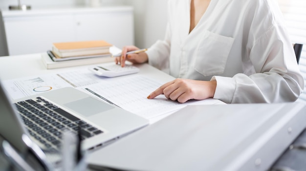 Accountant of personeel van de interne inkomstendienst Zakenvrouwen controleren de jaarrekening van het Auditconcept van het bedrijf